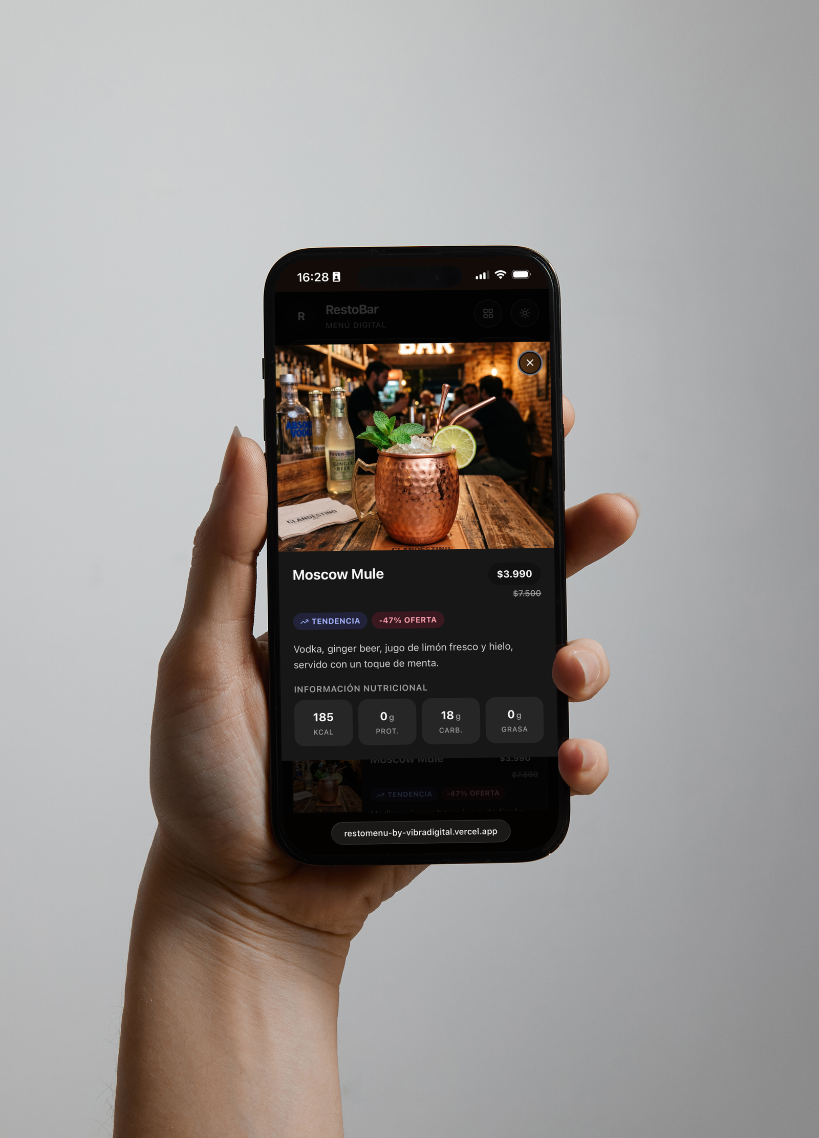 Detalle de un cóctel Moscow Mule con precio, oferta e información nutricional en modo oscuro