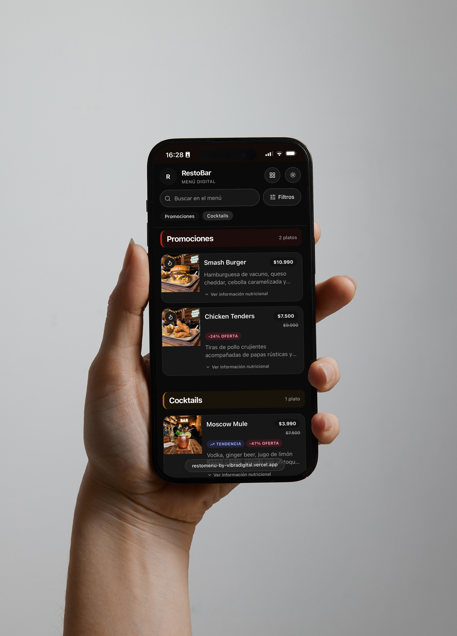 Menú digital de un bar en modo oscuro, con promociones y cocktails