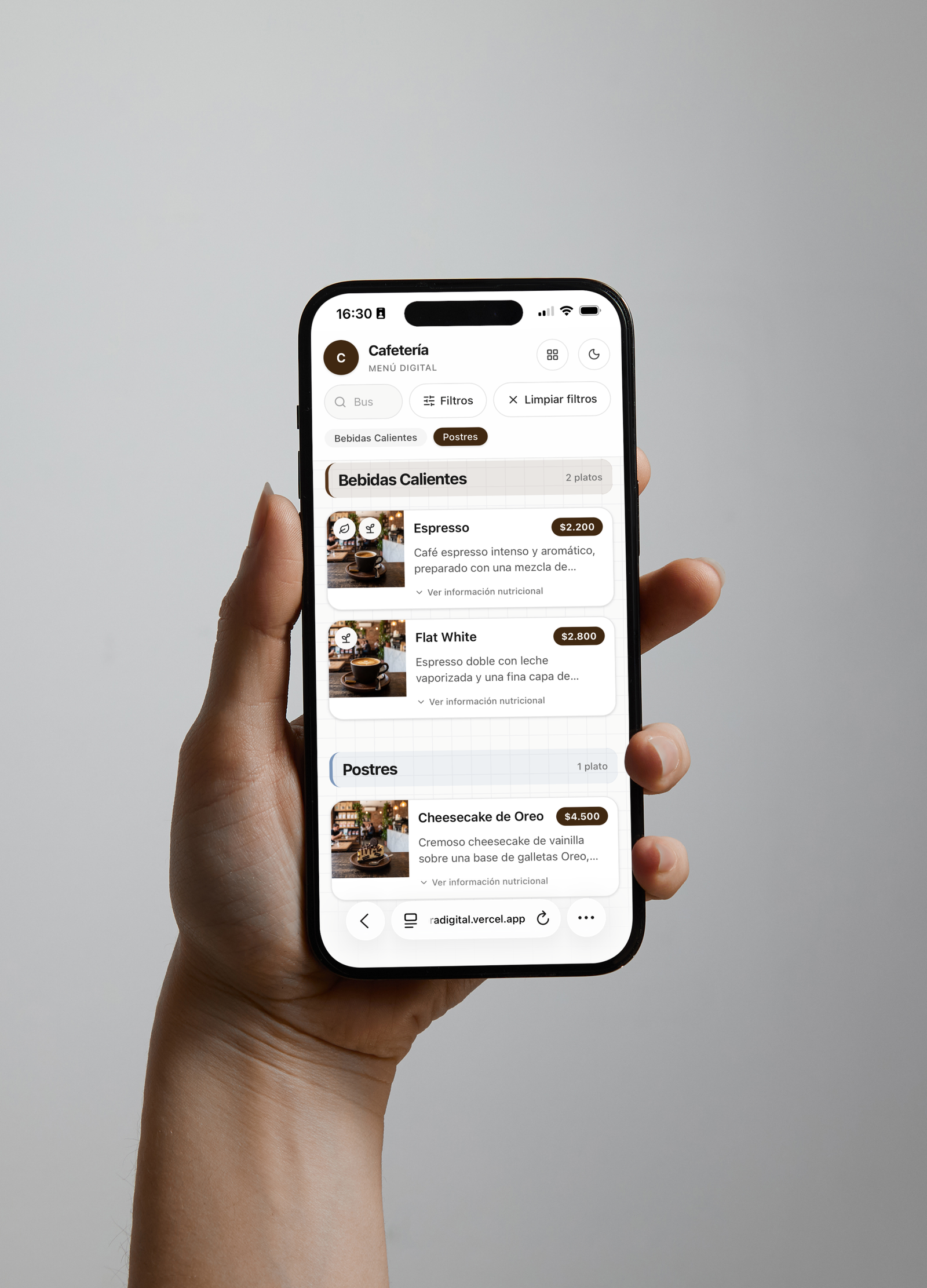 Menú digital de una cafetería en un celular, con categorías Bebidas Calientes y Postres